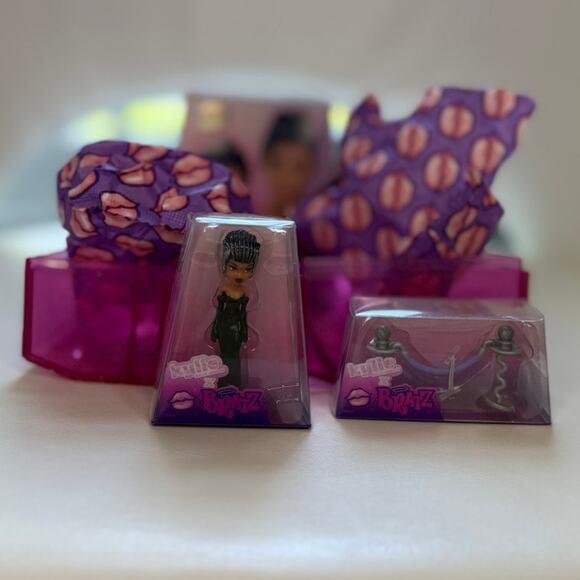 Mini Bratz Kylie Jenner Series Look 3 Doll - Picture 3 of 3